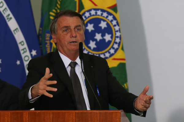 Médicos identificam obstrução intestinal e Bolsonaro será transferido para SP para avaliação sobre cirurgia