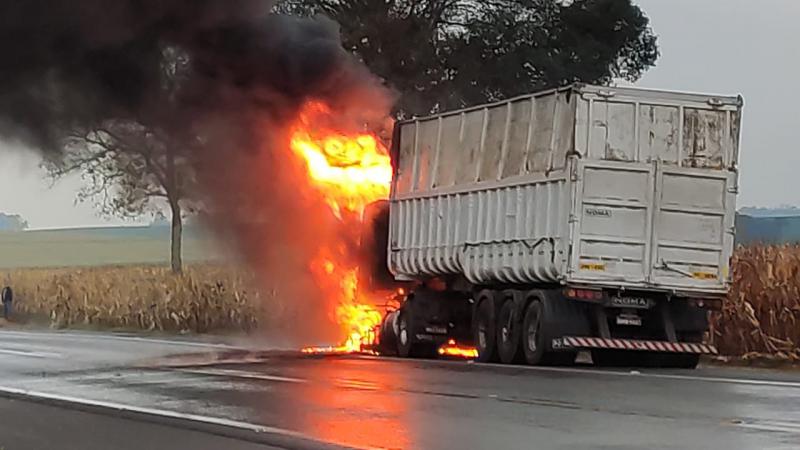 Catanduvas: CaminhÃ£o pega fogo na BR 277 prÃ³ximo ao posto da PRF