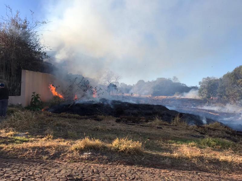 IncÃªndio afeta moradores do Bairro Ãgua Verde e arredores em Laranjeiras do Sul 