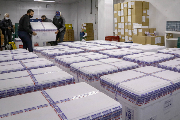 ParanÃ¡ recebe 298,2 mil vacinas da AstraZeneca; lote contÃ©m apenas segundas doses