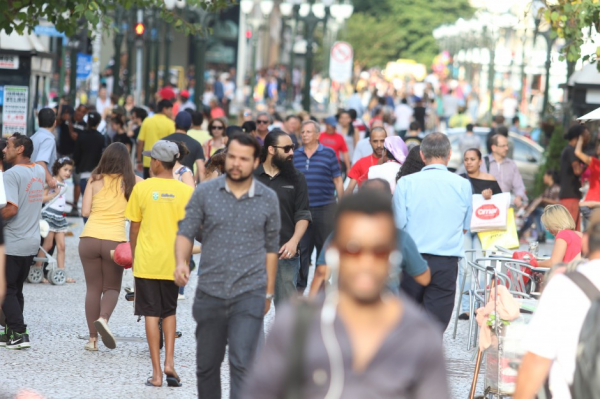 ParanÃ¡ chega a 11,59 milhÃµes de habitantes, mas populaÃ§Ã£o de 45% dos municÃ­pios encolhe