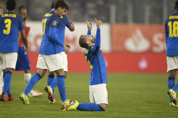 Com gol de Everton Ribeiro, Brasil vence o Chile e chega à sétima vitória
