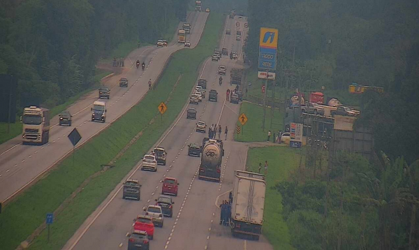 Estradas do ParanÃ¡ registram pelo menos 25 pontos de protestos dos caminhoneiros