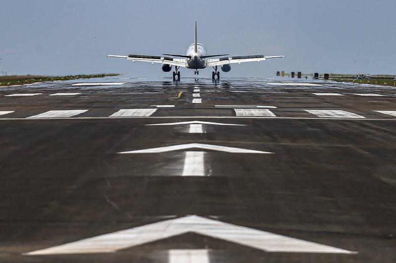 Investimentos bilionÃ¡rios vÃ£o ampliar e modernizar 14 aeroportos do ParanÃ¡
