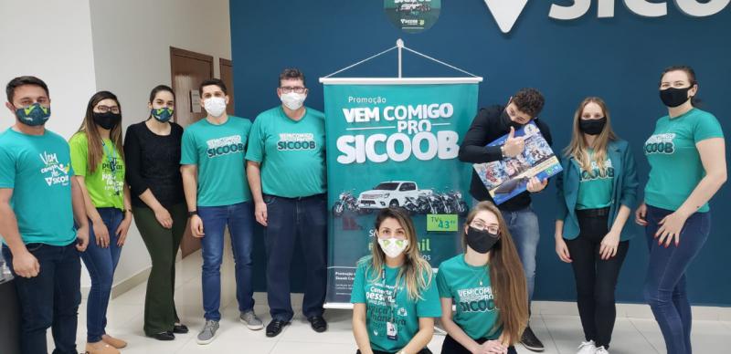 Sicoob Credicapital realiza 2Âº sorteio da campanha â€œVem comigo pro Sicoobâ€ e premia 32 cooperados 