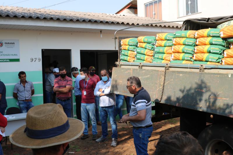 Secretaria de Agricultura de Virmond entrega pacote agrÃ­cola e lanÃ§a programa de calcÃ¡rio