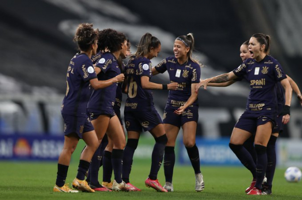 Corinthians derrota o Palmeiras com facilidade e é tricampeão brasileiro feminino