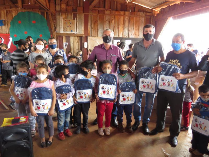Rio Bonito do IguaÃ§u: Alunos da prÃ©-escola Herdeiros da Terra recebem uniformes e mochilas