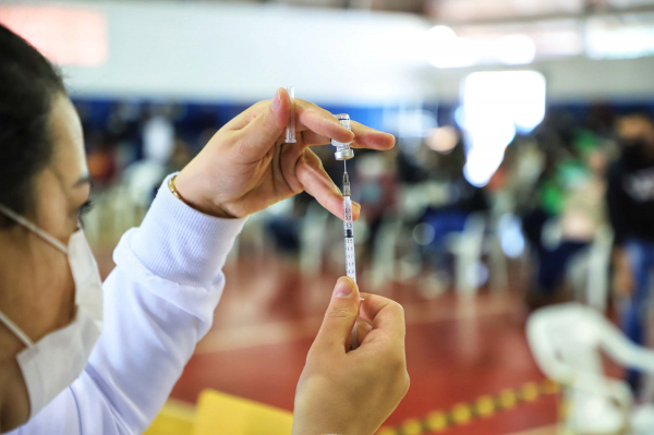 Paraná vacina duas mil pessoas por hora, em média, e atinge 98% da população adulta imunizada com pelo menos uma dose