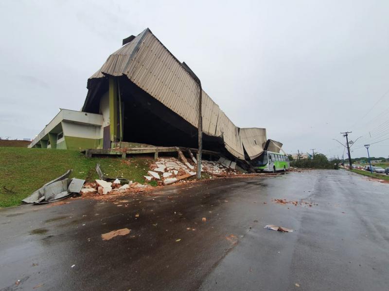 Temporal destrÃ³i estrutura metÃ¡lica da ginÃ¡sio de esportes de MandaguaÃ§u