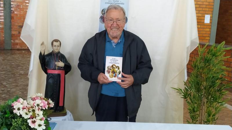 Padre Giovanni Murazzo lanÃ§ou mais um livro de EvangelizaÃ§Ã£o