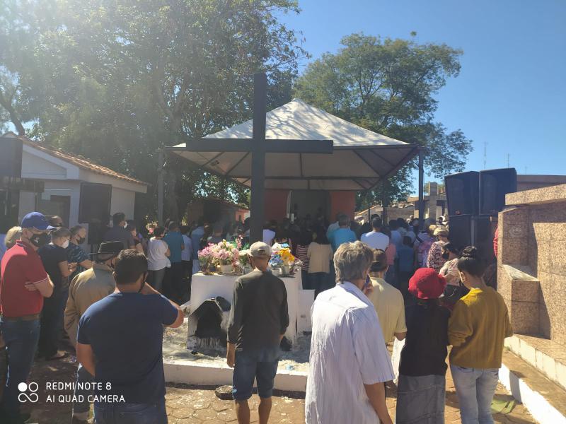 FiÃ©is participam da celebraÃ§Ã£o da missa do Dia de Finados no CemitÃ©rio Municipal de Laranjeiras