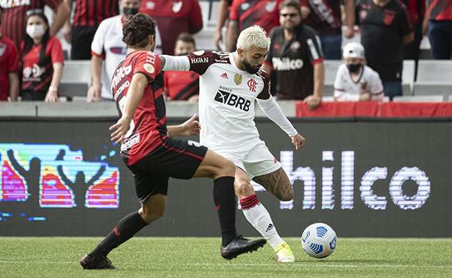 Gabriel faz 2, mas Flamengo empata com Athletico-PR e fica longe do AtlÃ©tico-MG