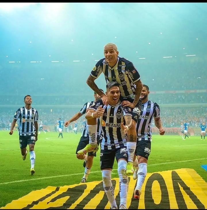 Com MineirÃ£o lotado, AtlÃ©tico complica GrÃªmio e amplia vantagem na lideranÃ§a
