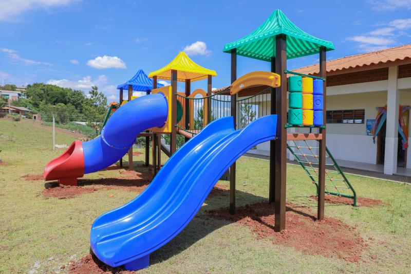 Prefeitura inicia a instalação de 5 parques infantis em escolas e CMEIs