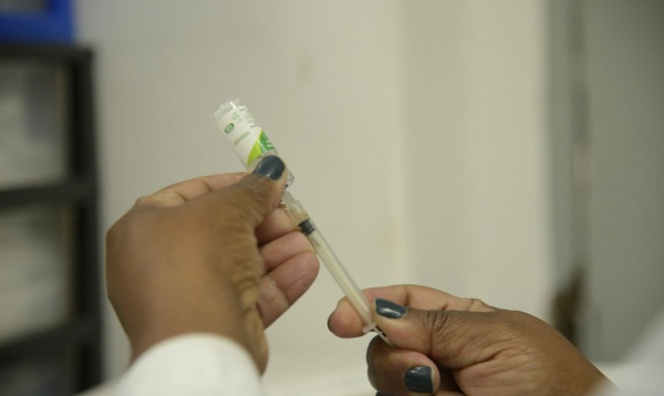 Covid-19: mÃ©dia de mortes diÃ¡rias no paÃ­s fica abaixo de 200