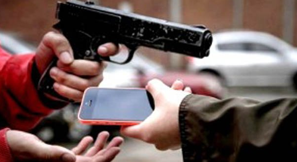 Laranjeiras: Dois homens sÃ£o presos no bairro Ãgua Verde apÃ³s roubar celular de idoso