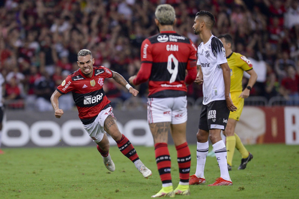 Flamengo Ã© abraÃ§ado pela torcida, supera o CearÃ¡ e adia o tÃ­tulo do AtlÃ©tico-MG