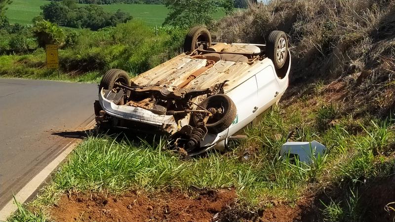 Laranjeiras: VeÃ­culo Gol capota na PR 565 prÃ³ximo ao EsquadrÃ£o Regate