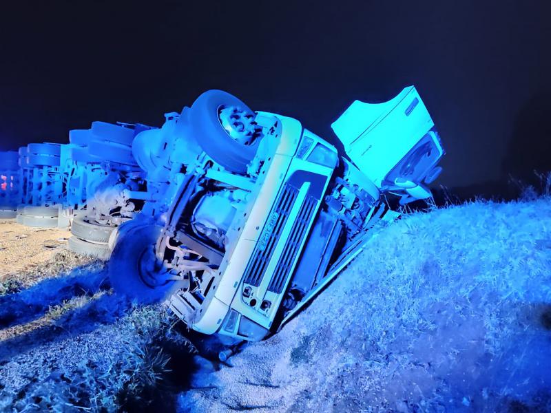 Uma pessoa morre apÃ³s tombamento de bitrem na BR 277