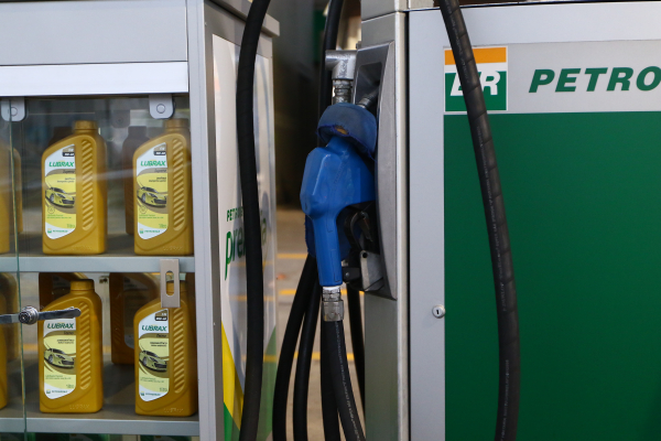 PreÃ§o da gasolina cai pela primeira vez em dois anos