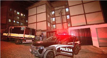 Mulher se entrega Ã  polÃ­cia e diz ter matado homem que confessou ter abusado da sua filha