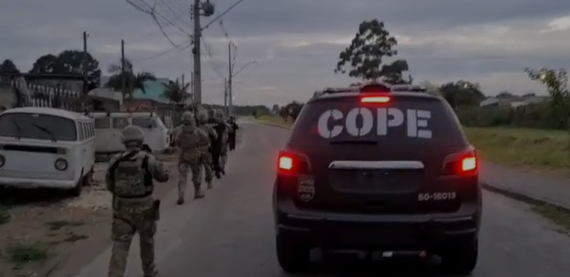 Uniformes falsos da polÃ­cia, rÃ¡dios comunicadores e drogas do crime organizado sÃ£o apreendidos na capital