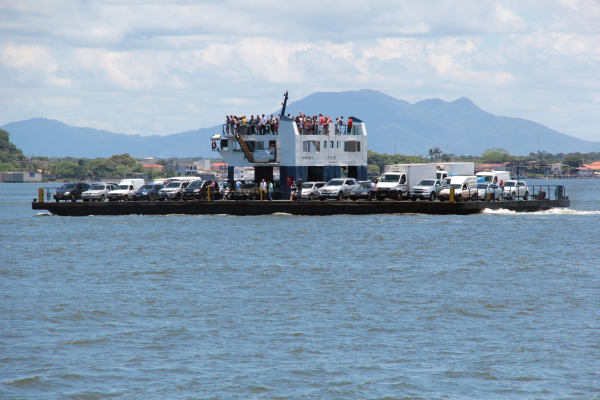 Trabalhadores cruzam os braÃ§os horas antes de nova empresa assumir operaÃ§Ã£o do ferry boat de Guaratuba
