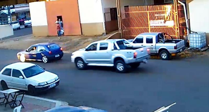 Laranjeiras: Hilux bate na traseira de Gol parado em semÃ¡foro