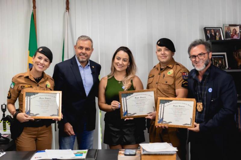 PMs de Laranjeiras do Sul sÃ£o homenageados na ALEP por salvamento de crianÃ§a