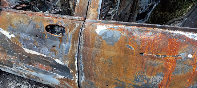 Rio Bonito: VeÃ­culo queimado e com furos de bala Ã© encontrado na PR 158