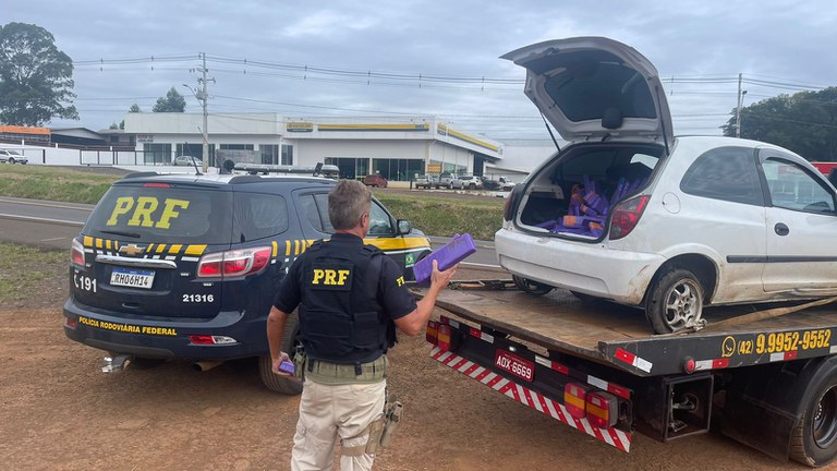 Laranjeiras: ApÃ³s fuga, PRF prende homem com 350 quilos de maconha num celta