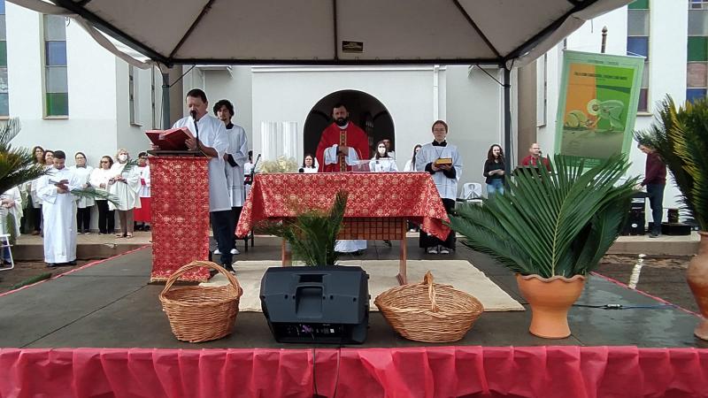 CelebraÃ§Ã£o do Domingo de Ramos reuniu centenas de FiÃ©is em Laranjeiras do Sul.