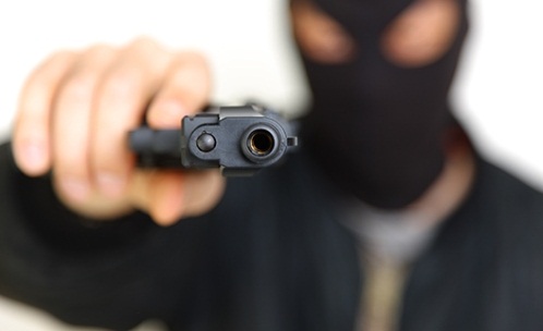 Rio Bonito: Bandidos armados e encapuzados assaltam residÃªncia