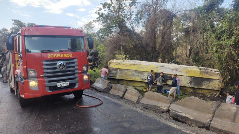 N. Laranjeiras: CaminhÃ£o carregado com Ã³leo vegetal tomba na BR 277