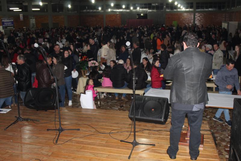 Jantar da FamÃ­lia da Escola Padre Gerson Galvino reuniu mais de mil pessoas no pavilhÃ£o da Matriz