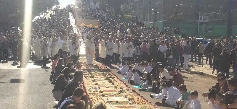 ParÃ³quia Santâ€™Ana celebrou Corpus Christi com o retorno da procissÃ£o e missa campal