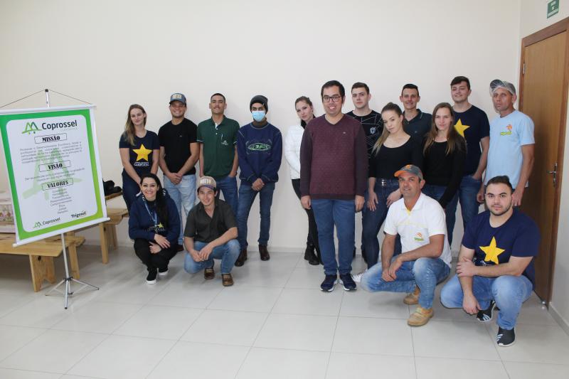 Em visita tÃ©cnica, acadÃªmicos do Centro UniversitÃ¡rio da Campo Real, conhecem o Moinho Coprossel em Laranjeiras do Sul  