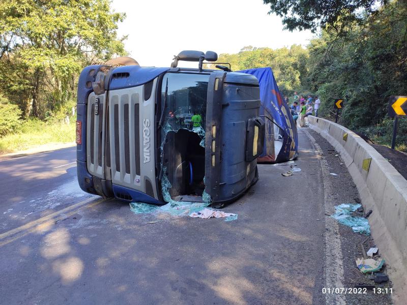 N. Laranjeiras: Carreta tomba na BR 277 e tem a carga saqueada.