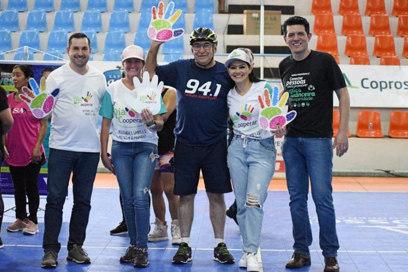 Sicoob Credicapital realiza aÃ§Ãµes no Dia de C e ajuda famÃ­lias carentes na regiÃ£o oeste e centro-oeste do PR