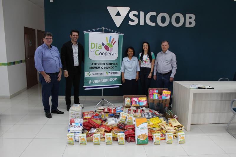 CEMMIC, S.O.S E ROTARACT, receberam as doaÃ§Ãµes do DIA C da Coprossel e Sicoob Credicapital  