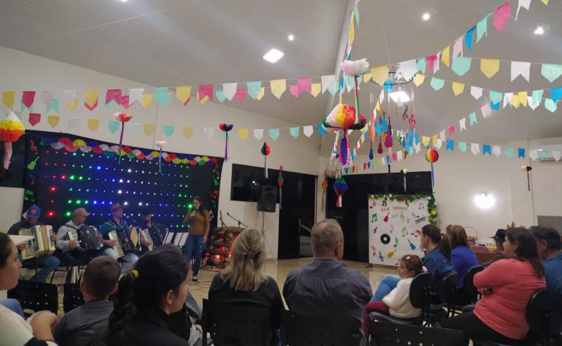Noite Cultural em Porto Barreiro com apresentaÃ§Ãµes artÃ­sticas e comidas tÃ­picas