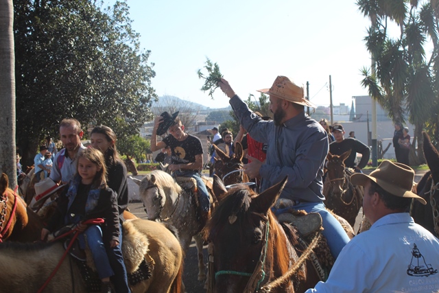 Cavalgada da Padroeira Santâ€™Ana reÃºne dezenas de cavaleiros