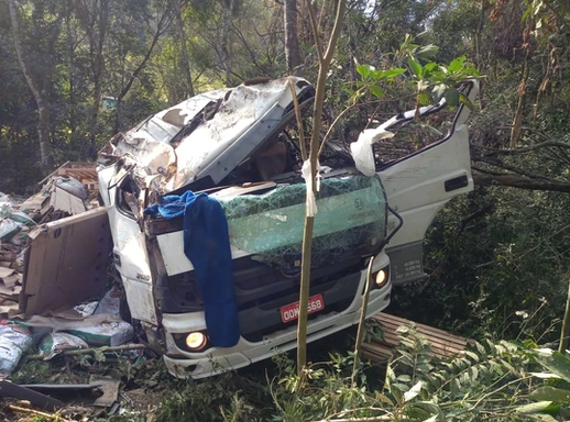 Marquinho: CaminhÃ£o fica destruÃ­do apÃ³s acidente na BR 158 