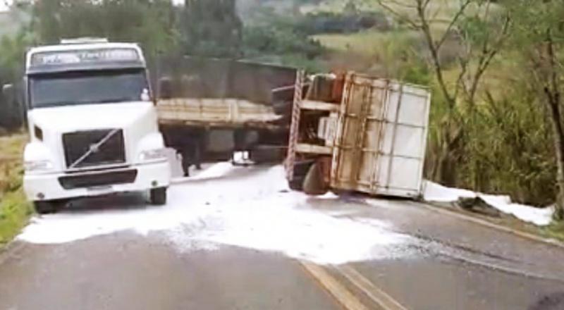 Marquinho: Carreta carregada com urÃ©ia tomba na BR 158