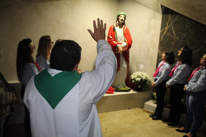 FiÃ©is acompanharam a benÃ§Ã£o da imagem na nova gruta do Senhor Bom Jesus em Linha Nova (04/08)