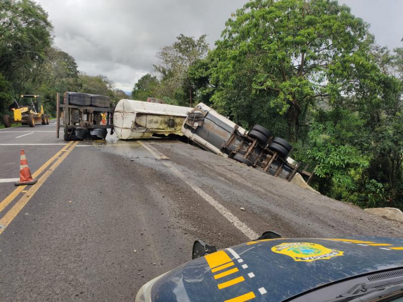 N. Laranjeiras: Condutor fica ferido apÃ³s caminhÃ£o carregado com Ã³leo vegetal tombar na BR 277 