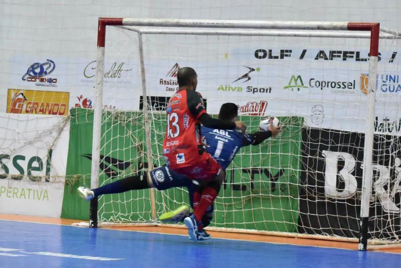 OperÃ¡rio Laranjeiras goleia Campo MourÃ£o e retorna ao G4 do Paranaense de Futsal Chave Ouro.