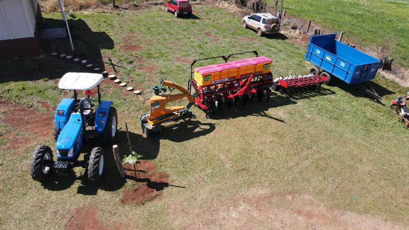 Programa Dinheiro na Comunidade garante trator, plantadeira, carreta e colhedeira de forragem para quatro AssociaÃ§Ãµes