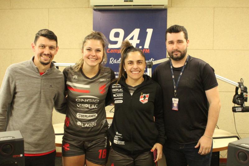 Goleiras das equipe de Futsal Feminino Leoas da Serra visitam a Campo Aberto FM